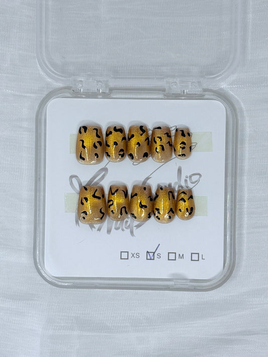 Tiger-Patterned Cat Eye